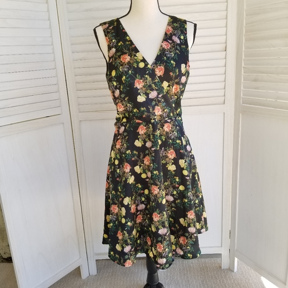 Banana Republic Dresses & Skirts - Banana Republic Floral Dress. Size 4